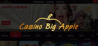 Casino Big Apple logotyp med casinots startsida svagt synligt i bakgrunden.