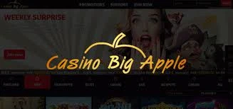 Casino Big Apple logotyp med casinots startsida svagt synligt i bakgrunden.